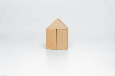 beyaz arkaplan üzerine ahşap bloklar inşa etmek; iş veya yaratıcı konsept