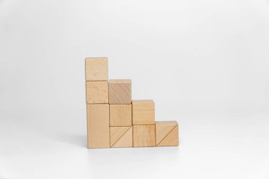 beyaz arkaplan üzerine ahşap bloklar inşa etmek; iş veya yaratıcı konsept