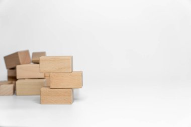 beyaz arkaplan üzerine ahşap bloklar inşa etmek; iş veya yaratıcı konsept