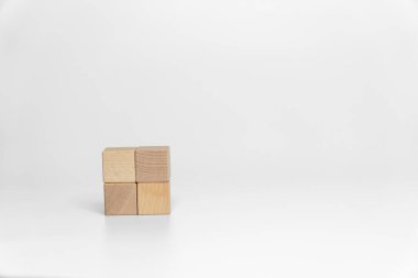 beyaz arkaplan üzerine ahşap bloklar inşa etmek; iş veya yaratıcı konsept