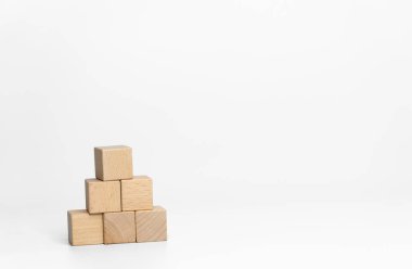 beyaz arkaplan üzerine ahşap bloklar inşa etmek; iş veya yaratıcı konsept