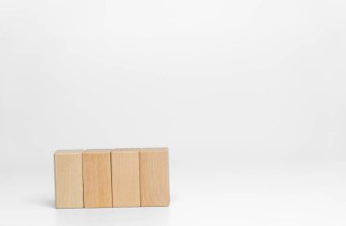 beyaz arkaplan üzerine ahşap bloklar inşa etmek; iş veya yaratıcı konsept
