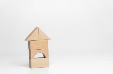 beyaz arkaplan üzerine ahşap bloklar inşa etmek; iş veya yaratıcı konsept