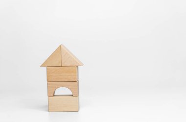 beyaz arkaplan üzerine ahşap bloklar inşa etmek; iş veya yaratıcı konsept