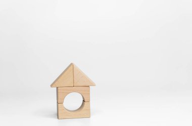 beyaz arkaplan üzerine ahşap bloklar inşa etmek; iş veya yaratıcı konsept