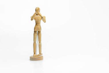 Tahta oyuncak bloklu tahta bebek beyaz arka planda izole edilmiş. iş veya yaratıcı konsept