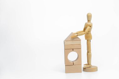 Tahta oyuncak bloklu tahta bebek beyaz arka planda izole edilmiş. iş veya yaratıcı konsept