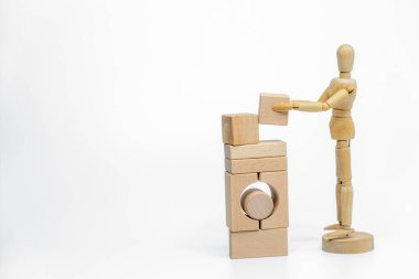 Tahta oyuncak bloklu tahta bebek beyaz arka planda izole edilmiş. iş veya yaratıcı konsept