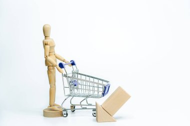 Beyaz arka planda alışveriş arabası olan tahta bebek. iş veya yaratıcı konsept