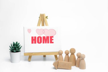 Beyaz arka planda sehpası olan manken; aşk veya aile kavramı