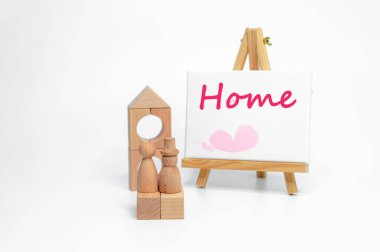 Beyaz arka planda sehpası olan manken; aşk veya aile kavramı