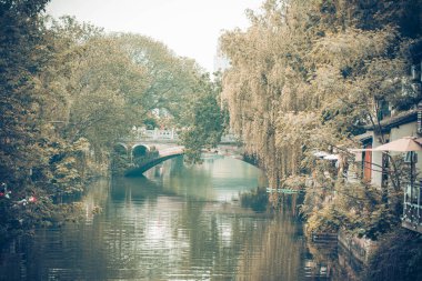 21 Nisan 2024, Hangzhou, Çin: Hangzhou, Çin 'de Hangzhou' da ünlü bir turizm merkezi olan Xiaohe Zhijie Tarihi ve Kültür Bölgesi.