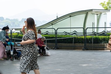 07 Mayıs 2024, Hangzhou, Çin: Batı gölünde yürüyen yayalar. Batı Gölü Hangzhou 'nun merkezinde bulunan ünlü bir tatlı su gölüdür.