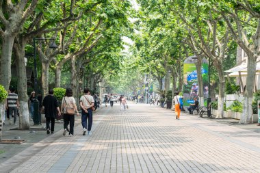 07 Mayıs 2024, Hangzhou, Çin: Batı gölünde yürüyen yayalar. Batı Gölü Hangzhou 'nun merkezinde bulunan ünlü bir tatlı su gölüdür.