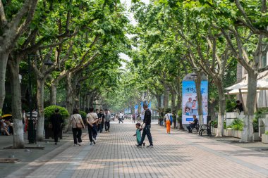 07 Mayıs 2024, Hangzhou, Çin: Batı gölünde yürüyen yayalar. Batı Gölü Hangzhou 'nun merkezinde bulunan ünlü bir tatlı su gölüdür.