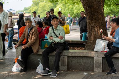 07 Mayıs 2024, Hangzhou, Çin: Batı gölünde yürüyen yayalar. Batı Gölü Hangzhou 'nun merkezinde bulunan ünlü bir tatlı su gölüdür.