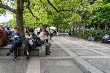 07 Mayıs 2024, Hangzhou, Çin: Batı gölünde yürüyen yayalar. Batı Gölü Hangzhou 'nun merkezinde bulunan ünlü bir tatlı su gölüdür.