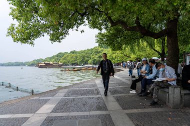 07 Mayıs 2024, Hangzhou, Çin: Batı gölünde yürüyen yayalar. Batı Gölü Hangzhou 'nun merkezinde bulunan ünlü bir tatlı su gölüdür.