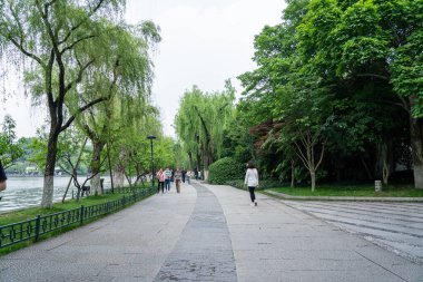 07 Mayıs 2024, Hangzhou, Çin: Batı gölünde yürüyen yayalar. Batı Gölü Hangzhou 'nun merkezinde bulunan ünlü bir tatlı su gölüdür.