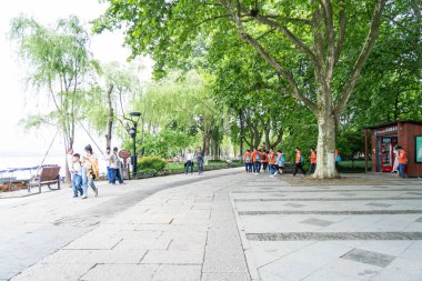 07 Mayıs 2024, Hangzhou, Çin: Batı gölünde yürüyen yayalar. Batı Gölü Hangzhou 'nun merkezinde bulunan ünlü bir tatlı su gölüdür.