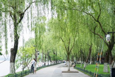 07 Mayıs 2024, Hangzhou, Çin: Batı gölünde yürüyen yayalar. Batı Gölü Hangzhou 'nun merkezinde bulunan ünlü bir tatlı su gölüdür.