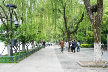 07 Mayıs 2024, Hangzhou, Çin: Batı gölünde yürüyen yayalar. Batı Gölü Hangzhou 'nun merkezinde bulunan ünlü bir tatlı su gölüdür.