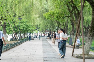 07 Mayıs 2024, Hangzhou, Çin: Batı gölünde yürüyen yayalar. Batı Gölü Hangzhou 'nun merkezinde bulunan ünlü bir tatlı su gölüdür.