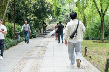 07 Mayıs 2024, Hangzhou, Çin: Batı gölünde yürüyen yayalar. Batı Gölü Hangzhou 'nun merkezinde bulunan ünlü bir tatlı su gölüdür.