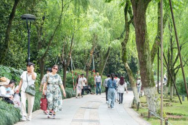 07 Mayıs 2024, Hangzhou, Çin: Batı gölünde yürüyen yayalar. Batı Gölü Hangzhou 'nun merkezinde bulunan ünlü bir tatlı su gölüdür.