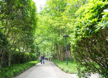 07 Mayıs 2024, Hangzhou, Çin: Batı gölünde yürüyen yayalar. Batı Gölü Hangzhou 'nun merkezinde bulunan ünlü bir tatlı su gölüdür.