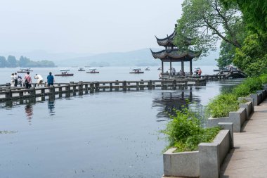 07 Mayıs 2024, Hangzhou, Çin: Batı gölünde yürüyen yayalar. Batı Gölü Hangzhou 'nun merkezinde bulunan ünlü bir tatlı su gölüdür.