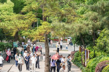 07 Mayıs 2024, Hangzhou, Çin: Batı gölünde yürüyen yayalar. Batı Gölü Hangzhou 'nun merkezinde bulunan ünlü bir tatlı su gölüdür.