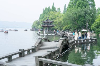 07 Mayıs 2024, Hangzhou, Çin: Batı gölünde yürüyen yayalar. Batı Gölü Hangzhou 'nun merkezinde bulunan ünlü bir tatlı su gölüdür.