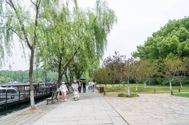 07 Mayıs 2024, Hangzhou, Çin: Batı gölünde yürüyen yayalar. Batı Gölü Hangzhou 'nun merkezinde bulunan ünlü bir tatlı su gölüdür.