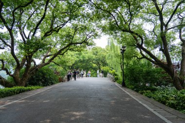 07 Mayıs 2024, Hangzhou, Çin: Batı gölünde yürüyen yayalar. Batı Gölü Hangzhou 'nun merkezinde bulunan ünlü bir tatlı su gölüdür.