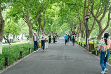 07 Mayıs 2024, Hangzhou, Çin: Batı gölünde yürüyen yayalar. Batı Gölü Hangzhou 'nun merkezinde bulunan ünlü bir tatlı su gölüdür.