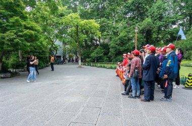 07 Mayıs 2024, Hangzhou, Çin: Batı gölünde yürüyen yayalar. Batı Gölü Hangzhou 'nun merkezinde bulunan ünlü bir tatlı su gölüdür.