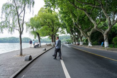 07 Mayıs 2024, Hangzhou, Çin: Batı gölünde yürüyen yayalar. Batı Gölü Hangzhou 'nun merkezinde bulunan ünlü bir tatlı su gölüdür.