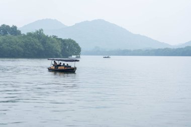 07 Mayıs 2024, Hangzhou, Çin: Batı gölünde yürüyen yayalar. Batı Gölü Hangzhou 'nun merkezinde bulunan ünlü bir tatlı su gölüdür.