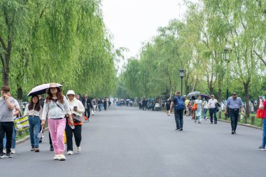 07 Mayıs 2024, Hangzhou, Çin: Batı gölünde yürüyen yayalar. Batı Gölü Hangzhou 'nun merkezinde bulunan ünlü bir tatlı su gölüdür.