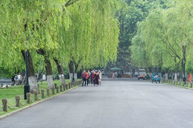 07 Mayıs 2024, Hangzhou, Çin: Batı gölünde yürüyen yayalar. Batı Gölü Hangzhou 'nun merkezinde bulunan ünlü bir tatlı su gölüdür.