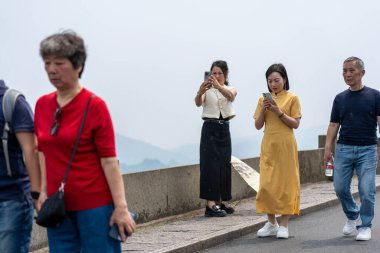 07 Mayıs 2024, Hangzhou, Çin: Batı gölünde yürüyen yayalar. Batı Gölü Hangzhou 'nun merkezinde bulunan ünlü bir tatlı su gölüdür.