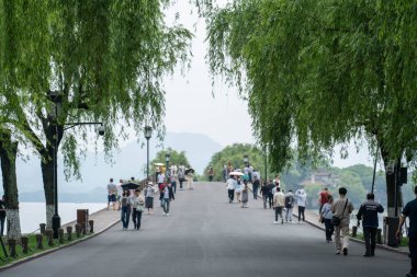 07 Mayıs 2024, Hangzhou, Çin: Batı gölünde yürüyen yayalar. Batı Gölü Hangzhou 'nun merkezinde bulunan ünlü bir tatlı su gölüdür.