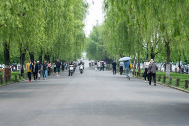 07 Mayıs 2024, Hangzhou, Çin: Batı gölünde yürüyen yayalar. Batı Gölü Hangzhou 'nun merkezinde bulunan ünlü bir tatlı su gölüdür.