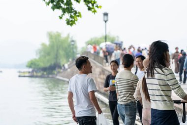 07 Mayıs 2024, Hangzhou, Çin: Batı gölünde yürüyen yayalar. Batı Gölü Hangzhou 'nun merkezinde bulunan ünlü bir tatlı su gölüdür.