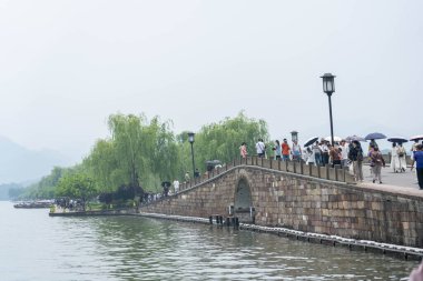 07 Mayıs 2024, Hangzhou, Çin: Batı gölünde yürüyen yayalar. Batı Gölü Hangzhou 'nun merkezinde bulunan ünlü bir tatlı su gölüdür.