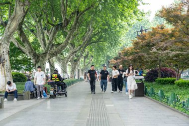 07 Mayıs 2024, Hangzhou, Çin: Batı gölünde yürüyen yayalar. Batı Gölü Hangzhou 'nun merkezinde bulunan ünlü bir tatlı su gölüdür.