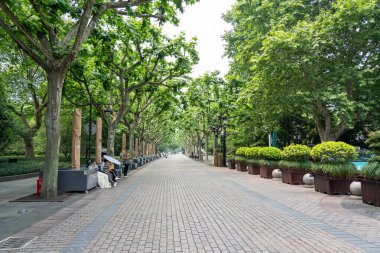 07 Mayıs 2024, Hangzhou, Çin: Batı gölünde yürüyen yayalar. Batı Gölü Hangzhou 'nun merkezinde bulunan ünlü bir tatlı su gölüdür.