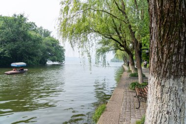 07 Mayıs 2024, Hangzhou, Çin: Batı gölünde yürüyen yayalar. Batı Gölü Hangzhou 'nun merkezinde bulunan ünlü bir tatlı su gölüdür.