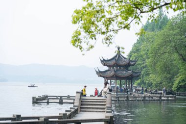 07 Mayıs 2024, Hangzhou, Çin: Batı gölünde yürüyen yayalar. Batı Gölü Hangzhou 'nun merkezinde bulunan ünlü bir tatlı su gölüdür.